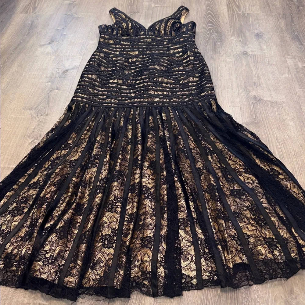 Elegant Black Lace Evening Gown - Picture 2 of 7